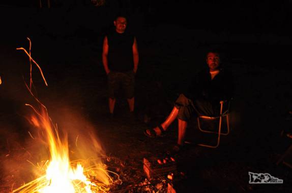 Curtindo uma fogueira no quintal da casa do Pablo e da Andrea na zona rural de Rengo, ao sul de Santiago, no Chile